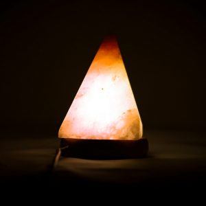 Foto principale Lampada di Sale Himalayano USB Rosa naturale a forma di Piramide 600gr